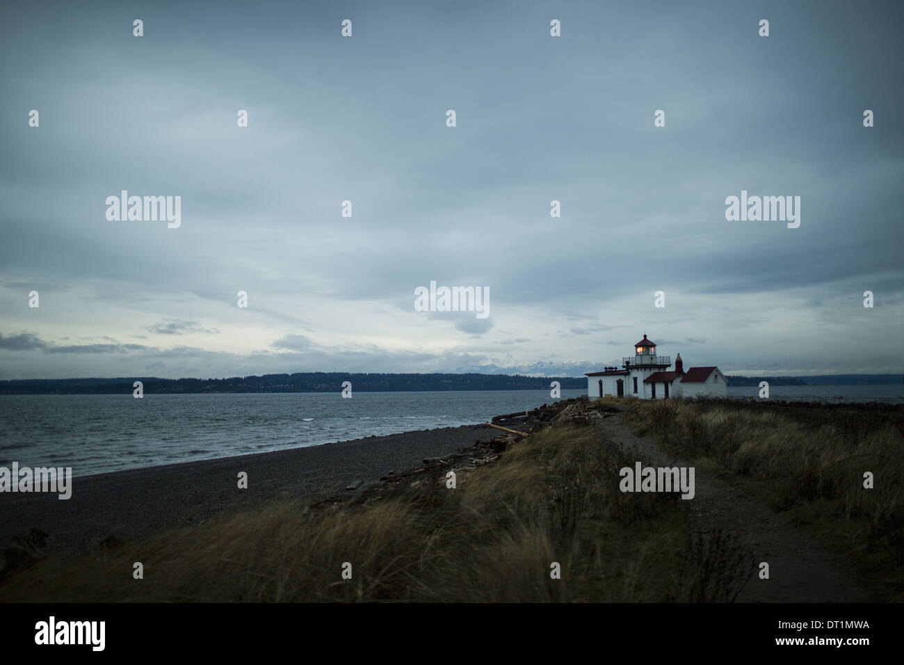 Le phare au crépuscule à Discovery Park à Seattle Banque D'Images