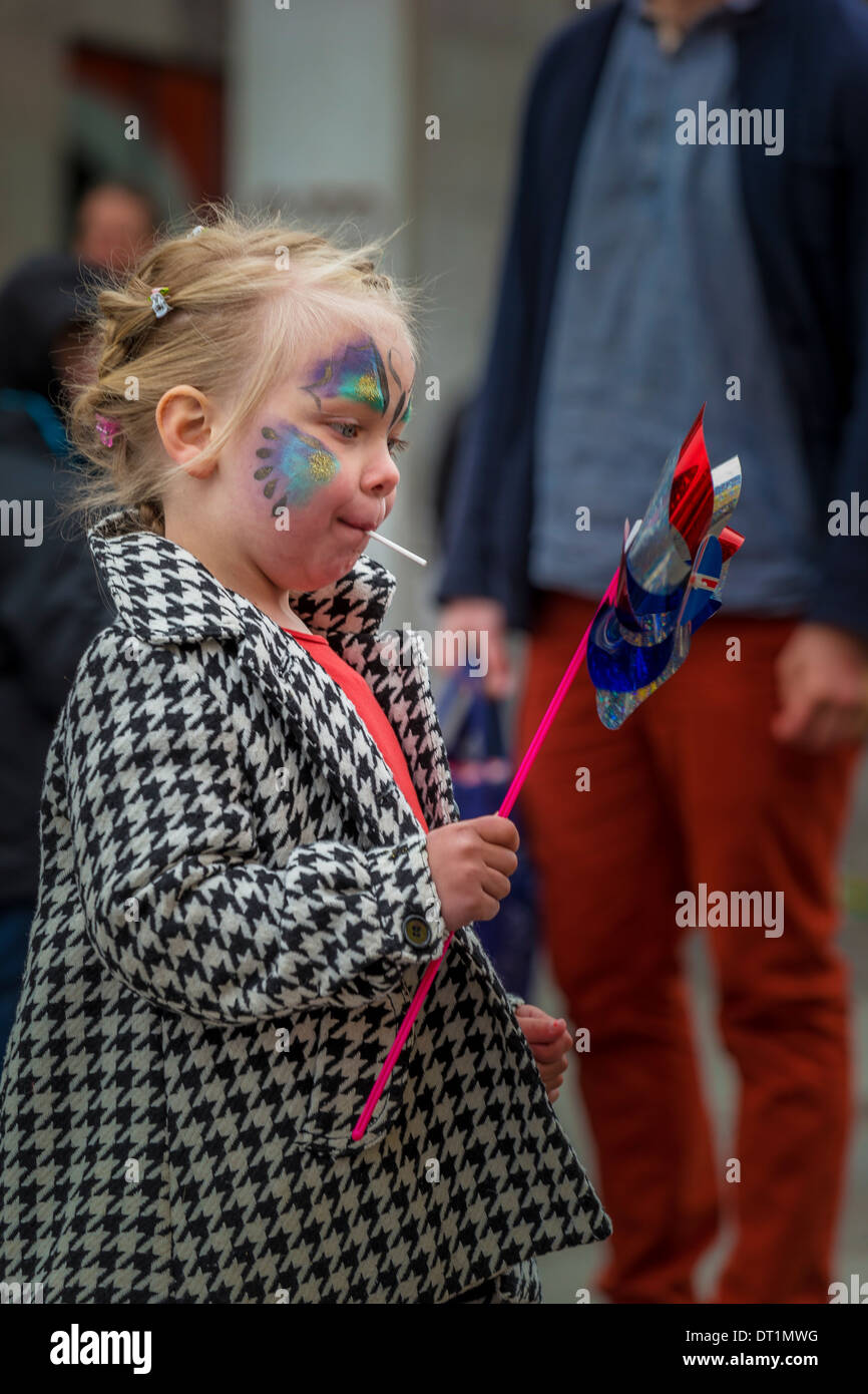 Jeune fille avec son visage peint. Célébrer le 17 juin, jour de l'indépendance de l'Islande, Reykjavik Banque D'Images