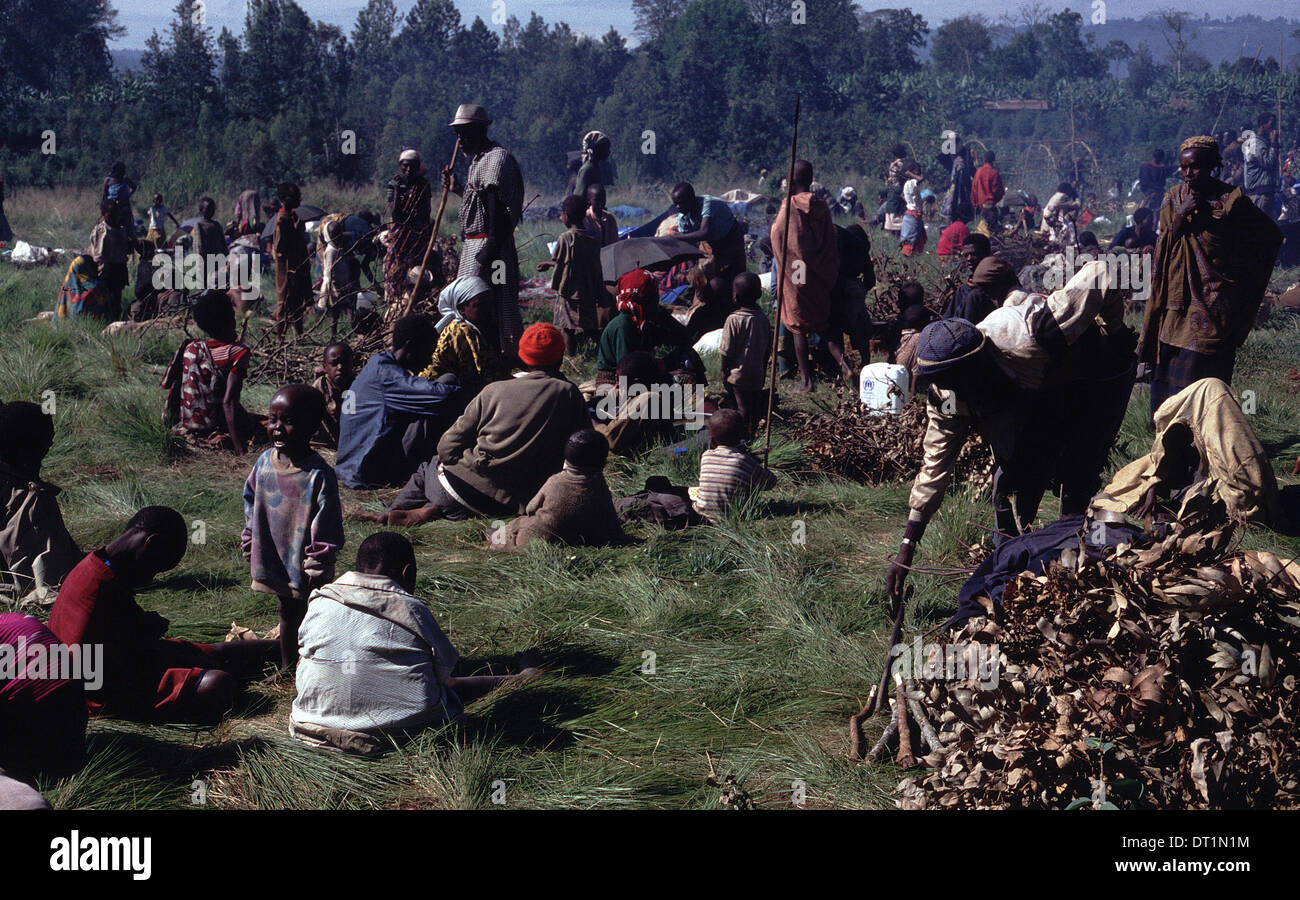Les réfugiés Tutsi rwandais fuir de l'autre côté de la frontière, au Burundi en avril 1994, les Hutus commis le génocide dans une guerre civile de 100 jours Banque D'Images