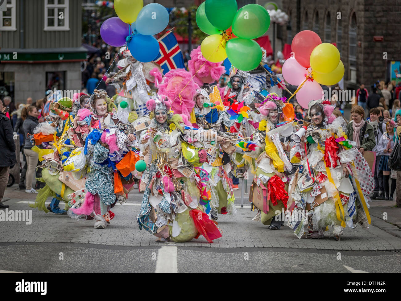 Femme vêtue de costume et de célébrer le 17 juin, jour de l'indépendance de l'Islande, Reykjavik Banque D'Images