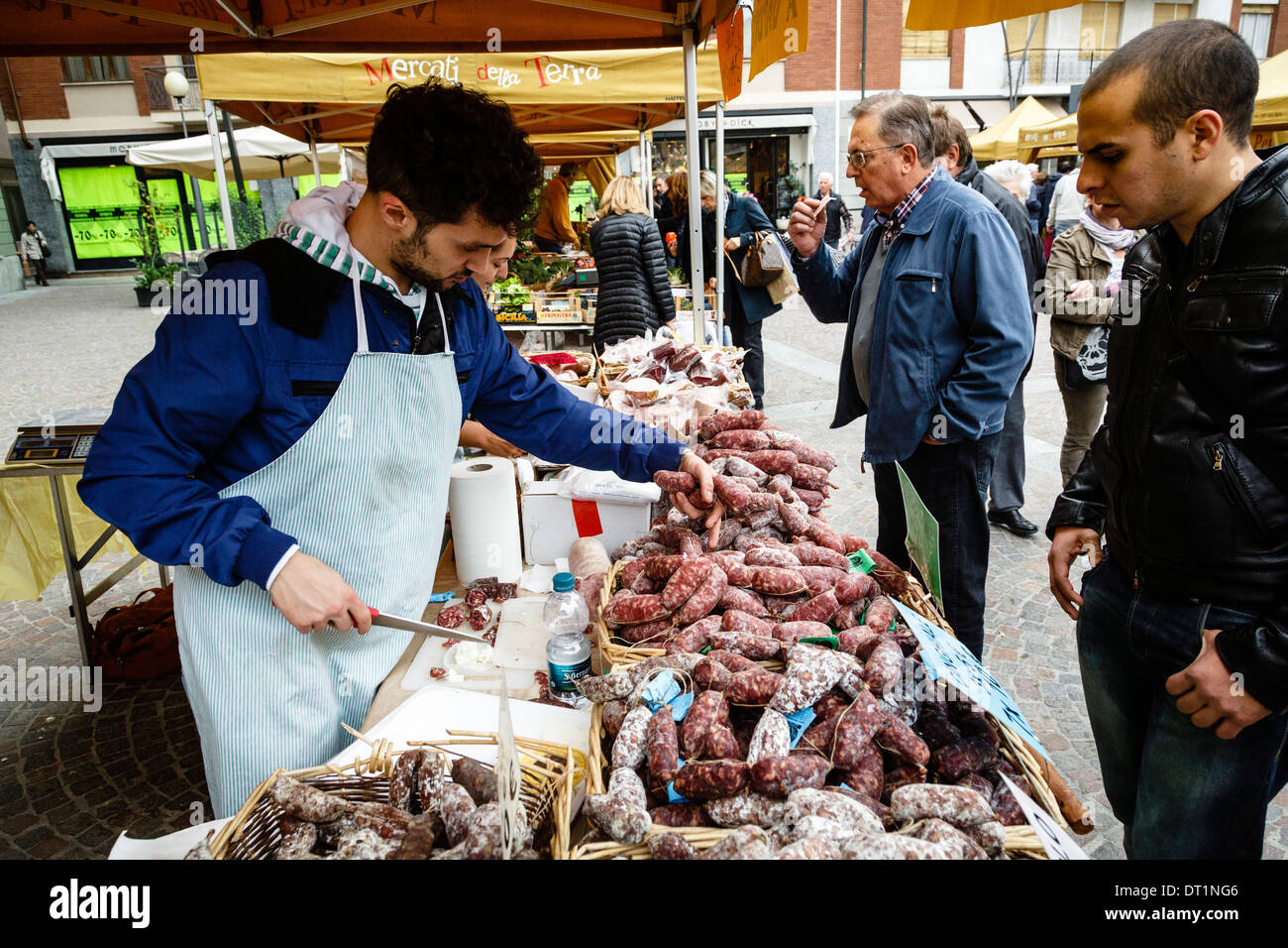 Salami décroche à un marché à Alba, Langhe, Cueno, Piedmont, Italy, Europe Banque D'Images
