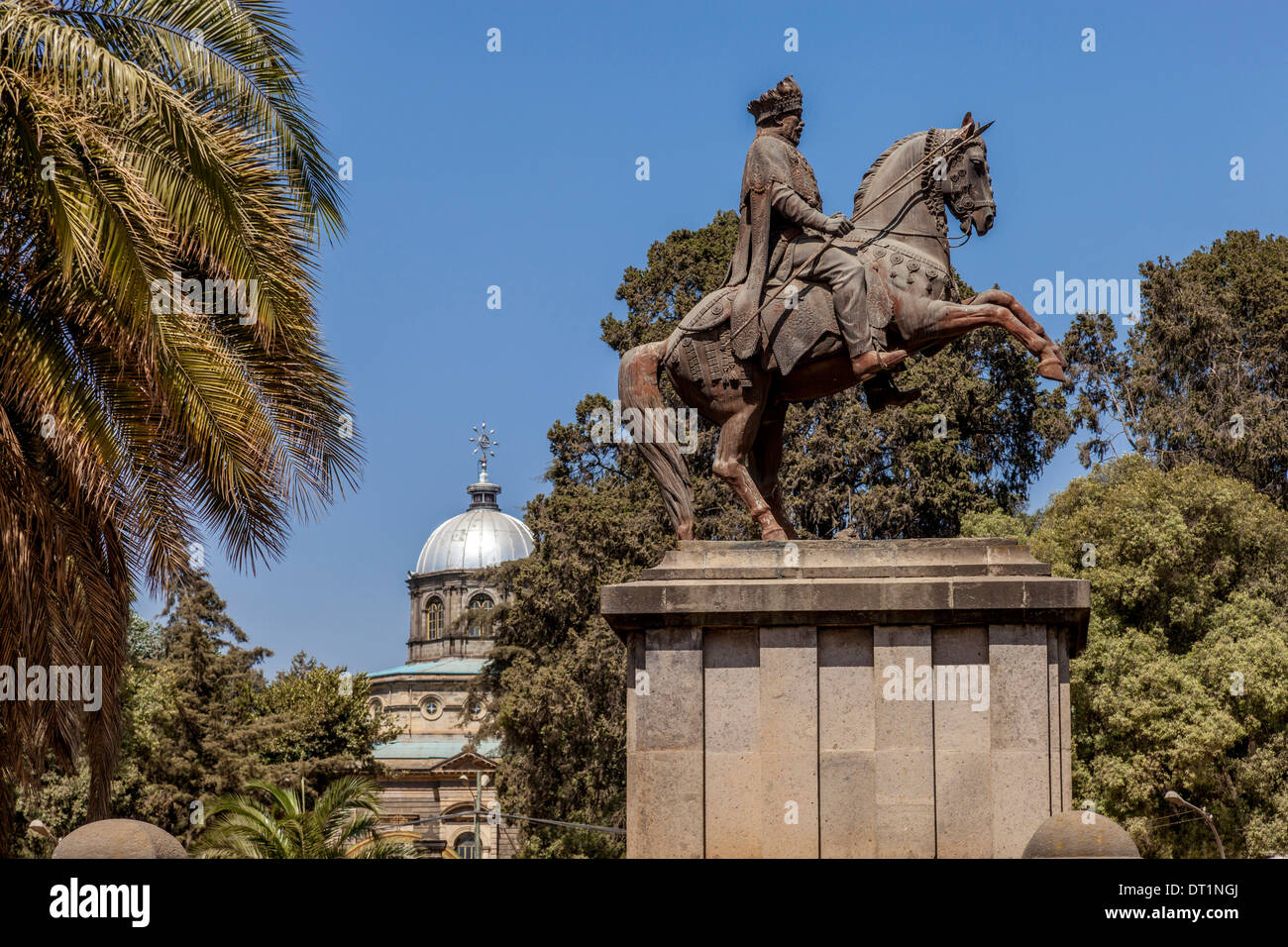 La statue du roi Ménélik II sur un cheval et la cathédrale St George, Addis-Abeba, Ethiopie Banque D'Images