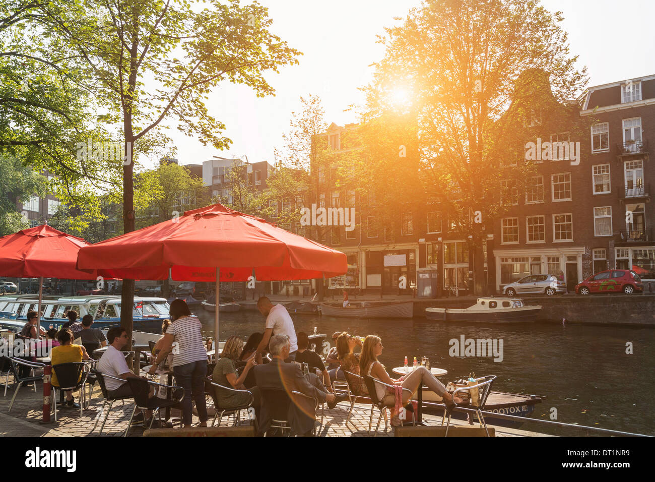 Café au bord du canal, Amsterdam, Pays-Bas, Europe Banque D'Images