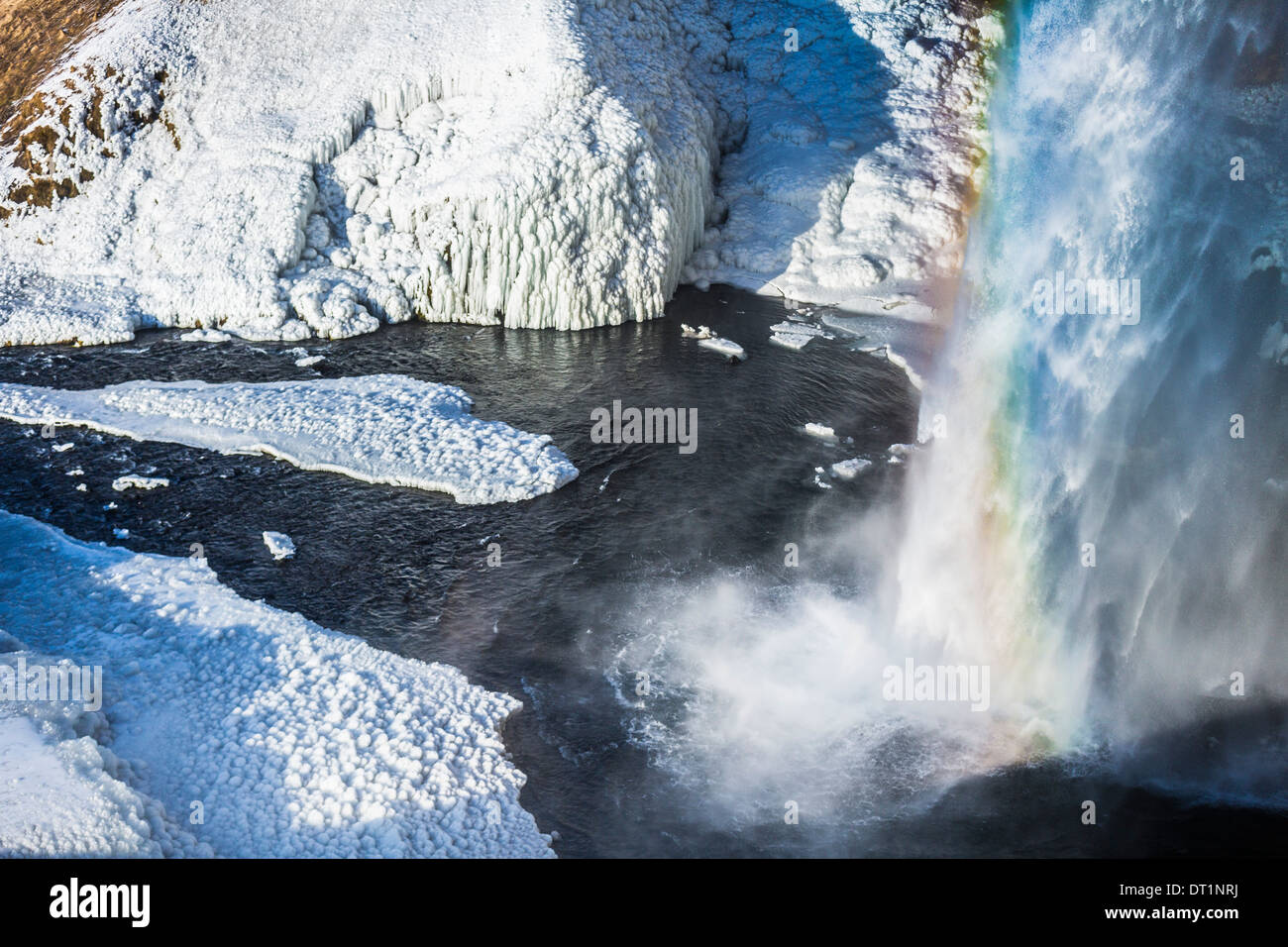 Cascade de Seljalandsfoss en hiver, l'Islande. Cascade unique, que vous pouvez marcher derrière la chute d'un trajet. Banque D'Images