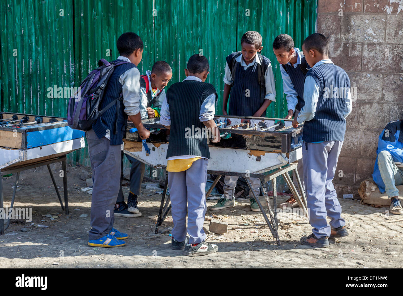 Des écoliers éthiopiens jouer au baby-foot dans la rue, Addis-Abeba, Ethiopie Banque D'Images