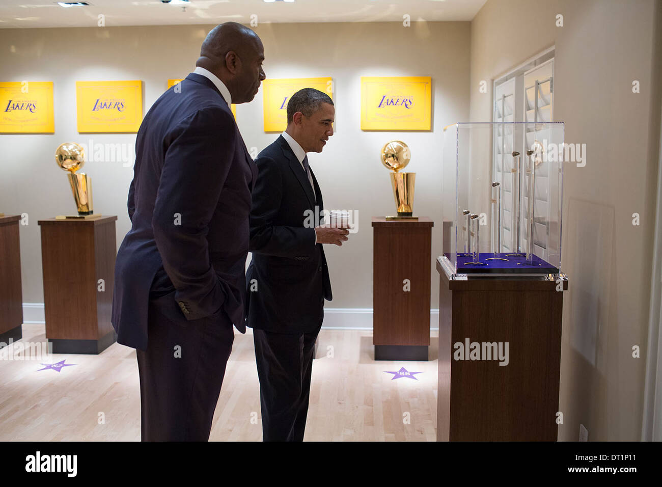 Le président américain Barack Obama vues la salle des trophées de l'accueil de la légende de basket-ball Magic Johnson le 25 novembre 2013 à Beverly Hills, CA. Banque D'Images