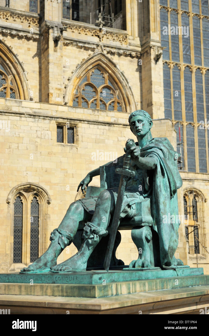 Statue de l'empereur romain Constantin le Grand, York, Yorkshire, Angleterre, Royaume-Uni, Europe Banque D'Images