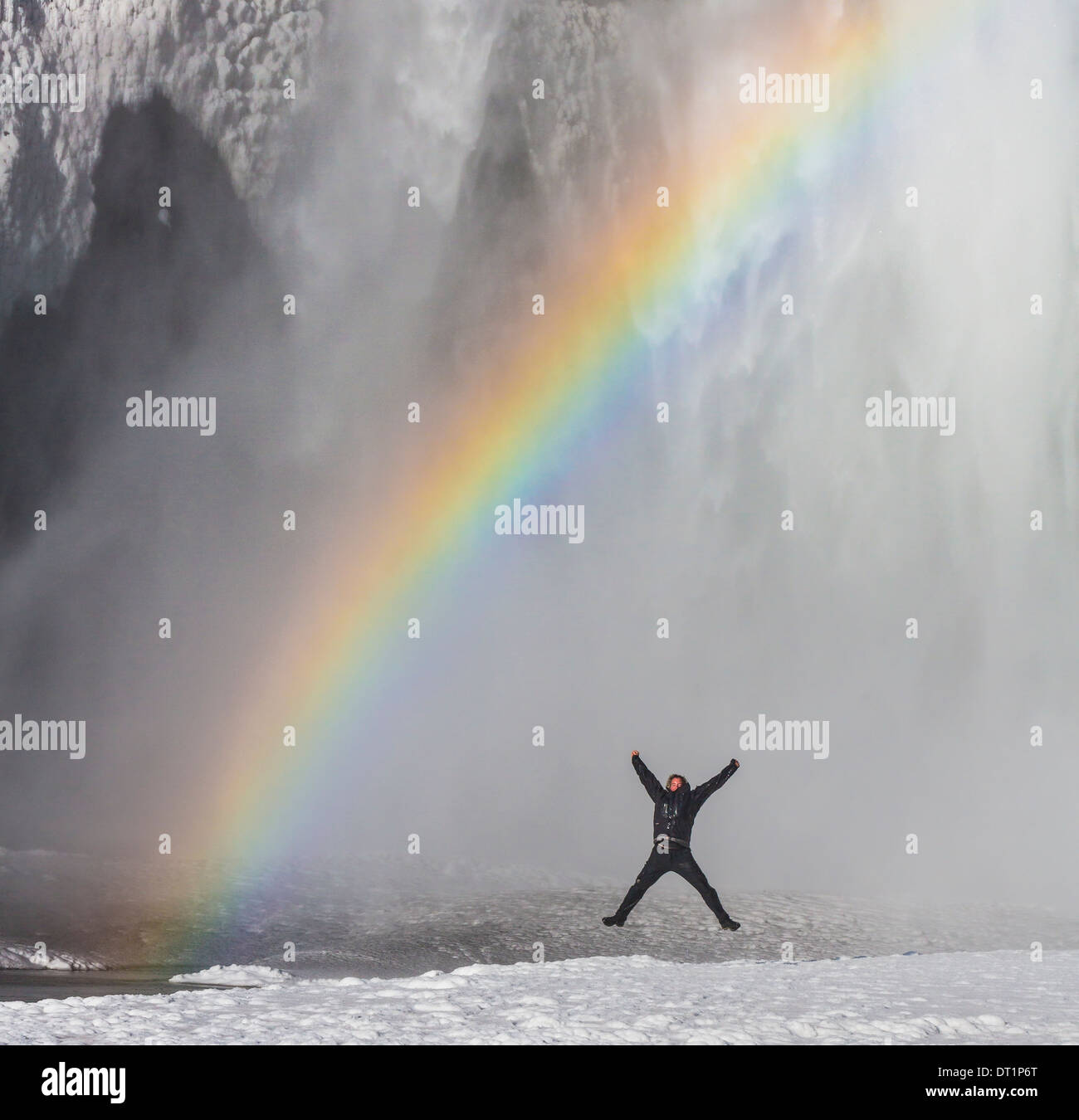 Arc-en-ciel sur Skogafoss Chute d'eau en hiver, l'Islande Banque D'Images