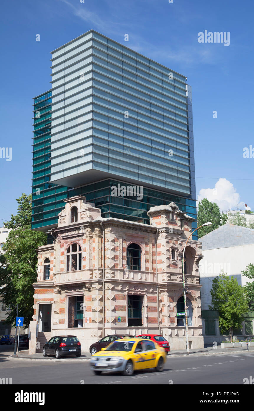 L'architecture moderne à l'intérieur de l'ancienne Securitate shell building, Piata Revolutiei, Bucarest, Roumanie, Europe Banque D'Images