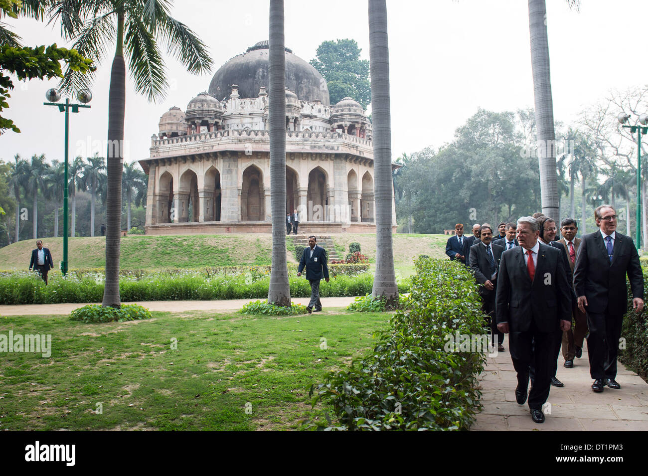 New Delhi, Inde. Feb 06, 2014. Document - Le président fédéral Joachim Gauck (2ND-R) fait une promenade dans les jardins de Lodi à New Delhi, Inde, 06 février 2014. Photo : Bundesregierung / Guido Bergmann/dpa (ATTENTION : POUR UN USAGE ÉDITORIAL UNIQUEMENT DANS LA COHÉRENCE AVEC LES RAPPORTS ACTUELS ET SEULEMENT AVEC LE BAPTÊME : "Photo : Bundesregierung/Guido Bergmann/dpa')/dpa/Alamy Live News Banque D'Images