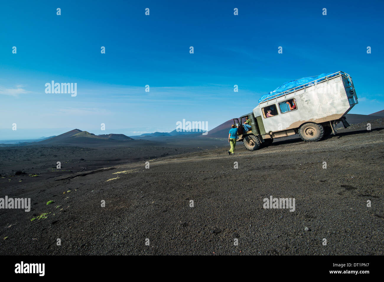 Camion russe s'arrête à un point de vue sur le champ de lave du volcan Tolbachik, du Kamtchatka, la Russie, l'Eurasie Banque D'Images