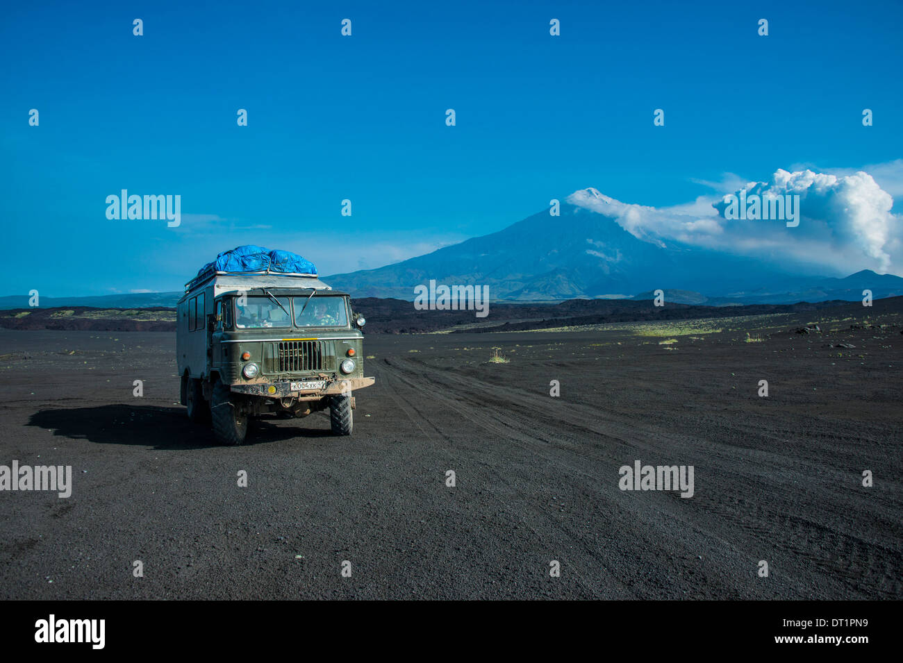 Camion russe s'arrête à un point de vue sur le champ de lave du volcan Tolbachik, du Kamtchatka, la Russie, l'Eurasie Banque D'Images