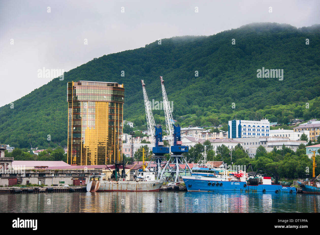 Chalutiers pêchant dans le port de Petropavlovsk-kamtchatski, du Kamtchatka, la Russie, l'Eurasie Banque D'Images