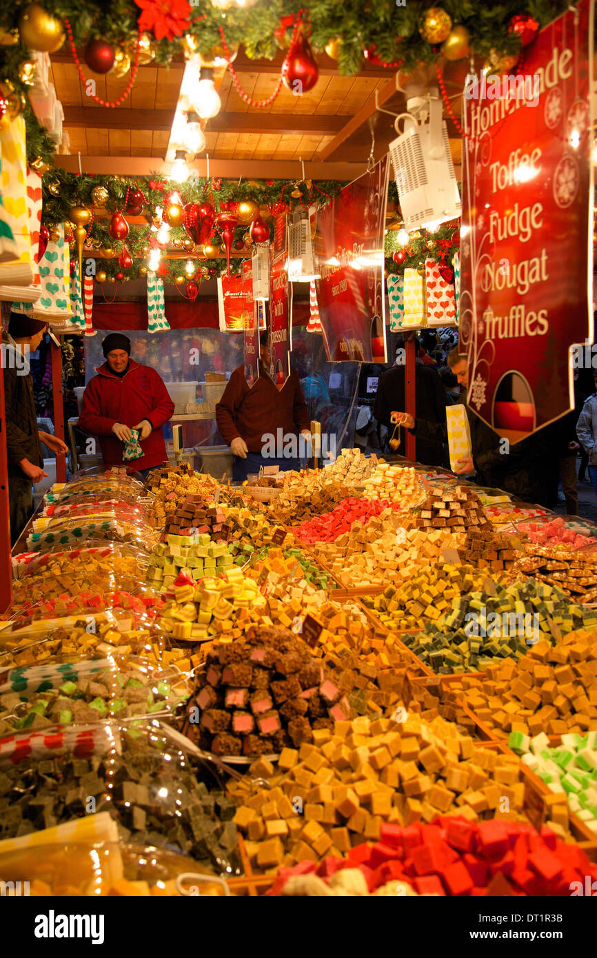 Le caramel fudge stall, Marché de Noël, Albert Square, Manchester, Angleterre, Royaume-Uni, Europe Banque D'Images