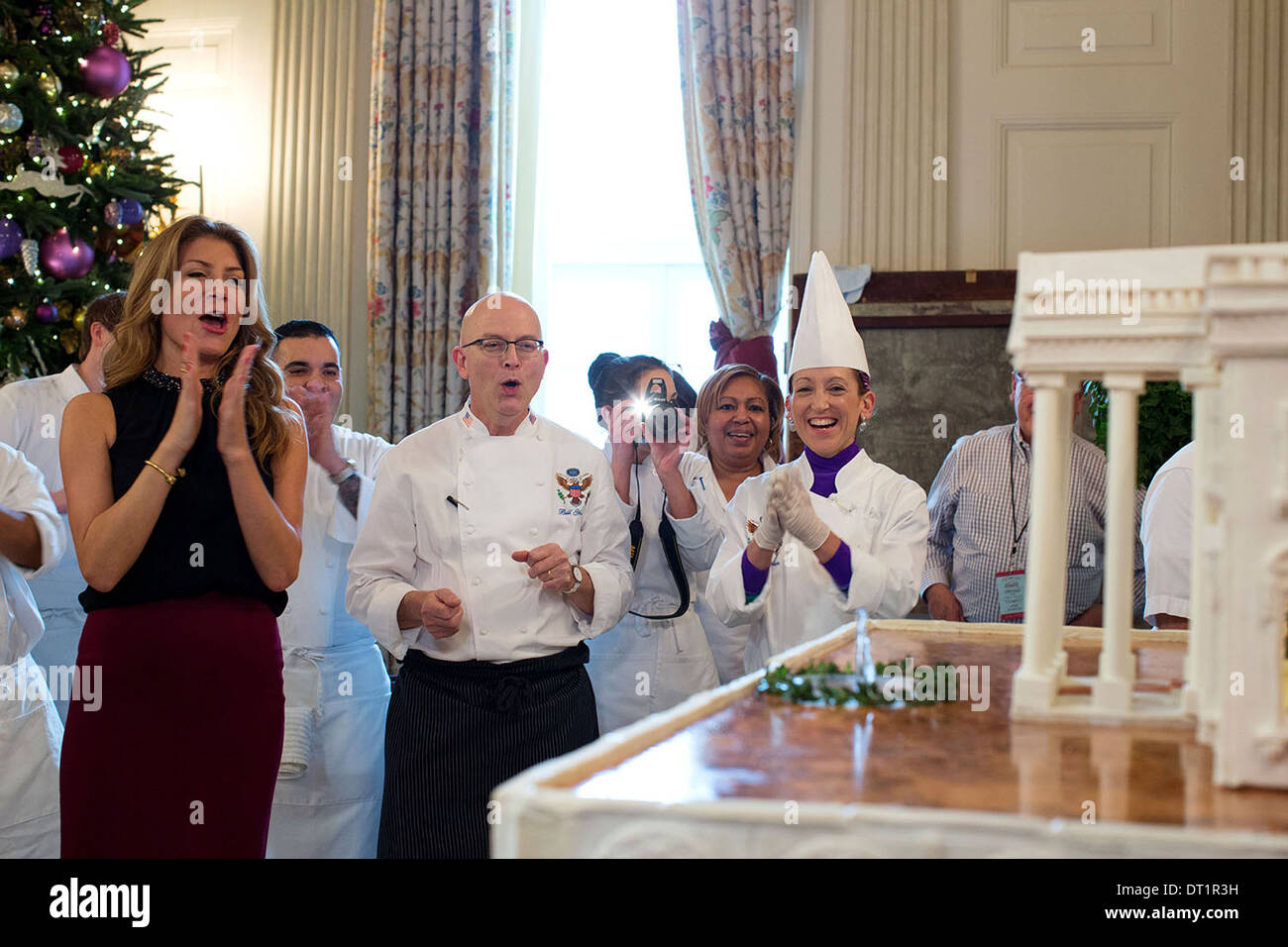 Chef pâtissier exécutif Bill Yosses, Sous-chef pâtissier Susie Morrison, HGTV et Geneviève hôte Gorder, gauche, applaudissons à l'emplacement de la maison dans la salle à manger de l'état de Maison Blanche pour la saison de vacances de Noël 2 décembre 2013 à Washington, DC. Banque D'Images