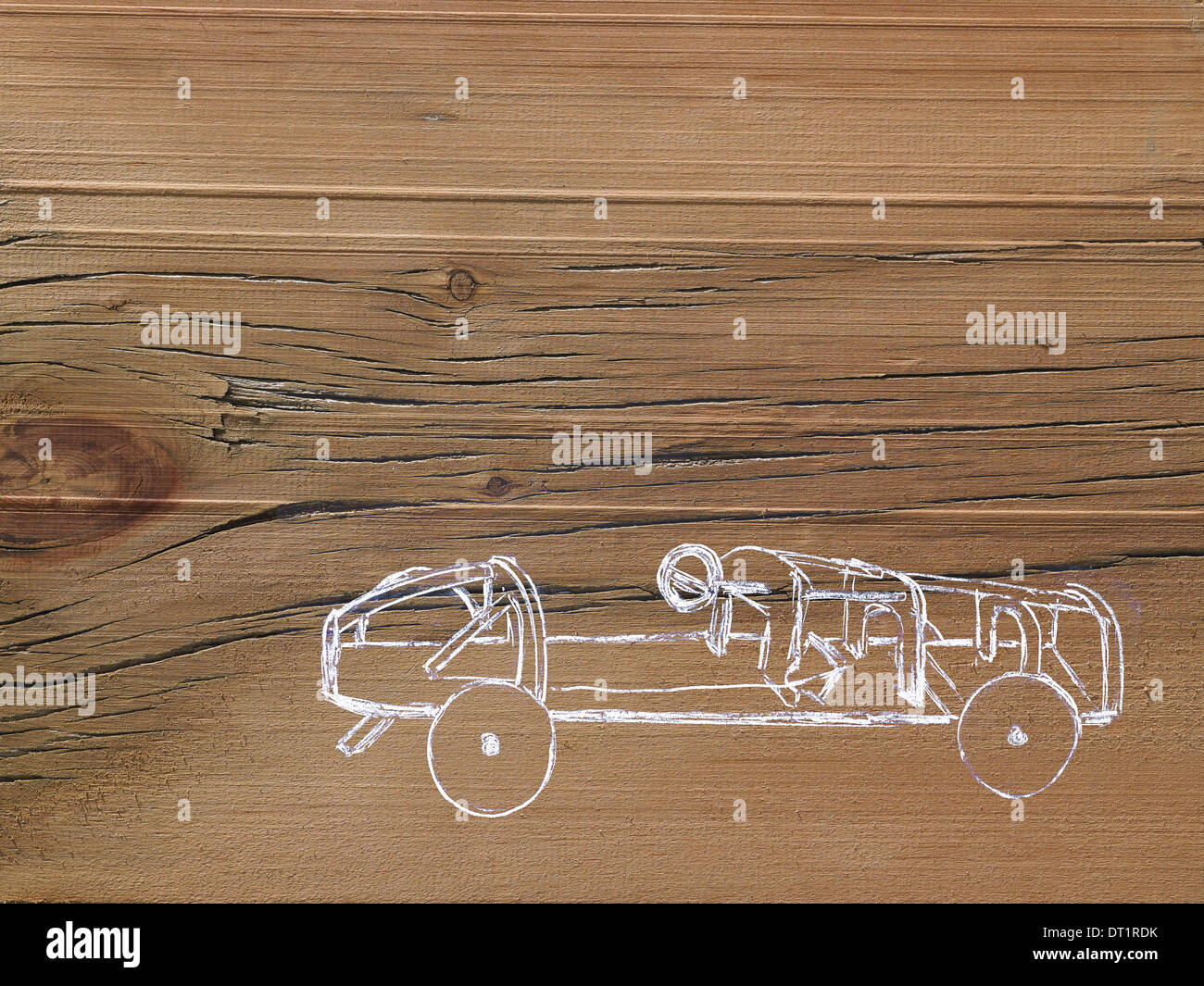 Un dessin libre sur un grain de bois naturel de l'arrière-plan d'une voiture sportive bas haut châssis ouvert Banque D'Images