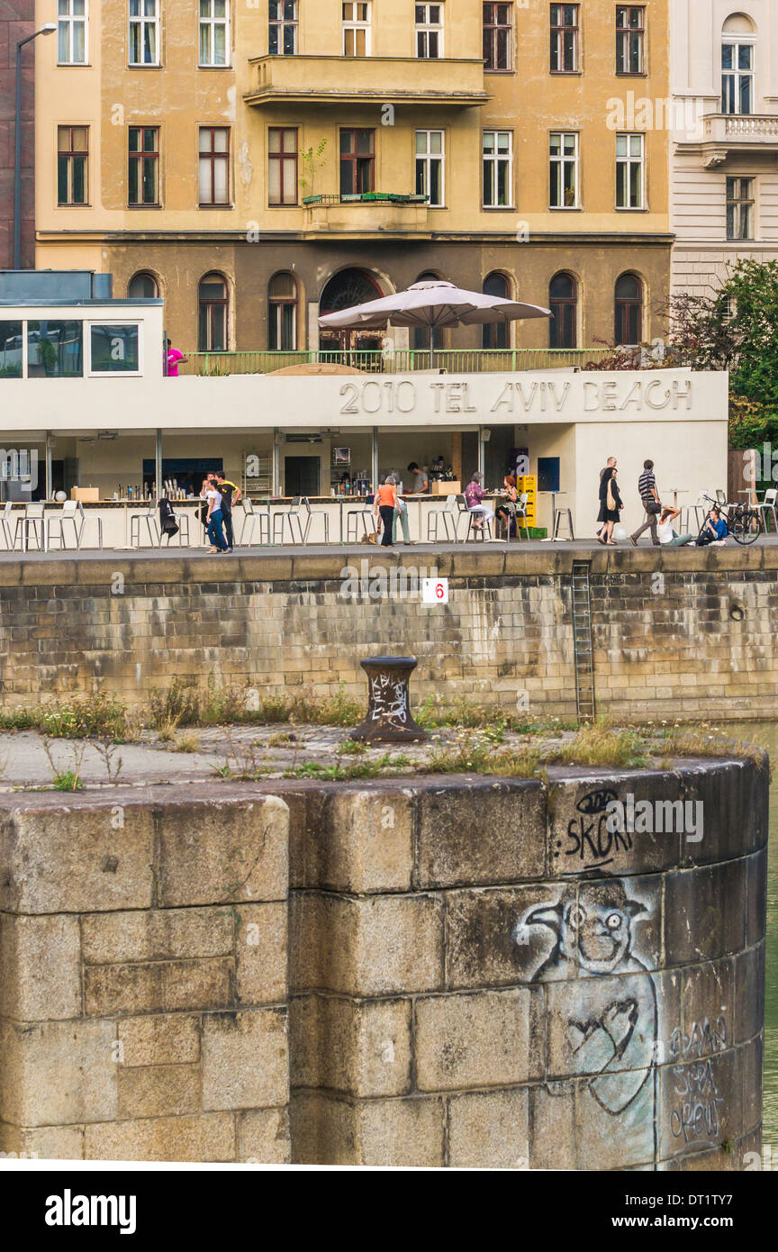 Tel aviv beach restaurant lounge sur la rive du canal du Danube, vienne, autriche Banque D'Images