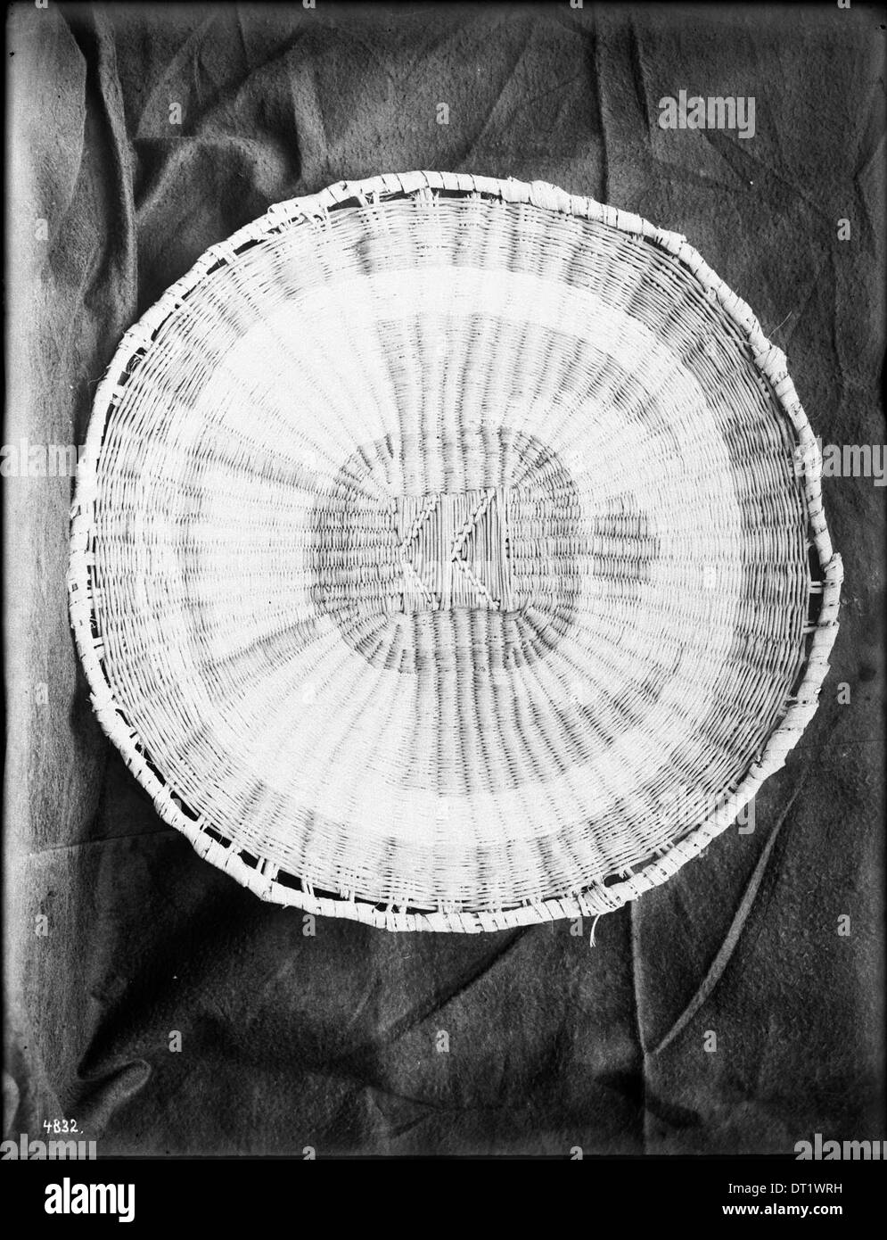 Panier Indiens Hopi affiché contre une toile en tissu, ca.1900 Photo Stock  - Alamy