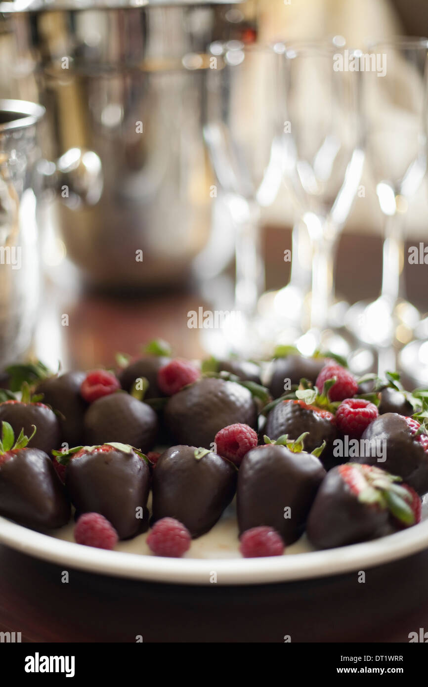 Assiette à dessert de mariage de fraises biologiques trempés à la main de manière artisanale fruits chocolat artisanal avec garniture framboise Banque D'Images