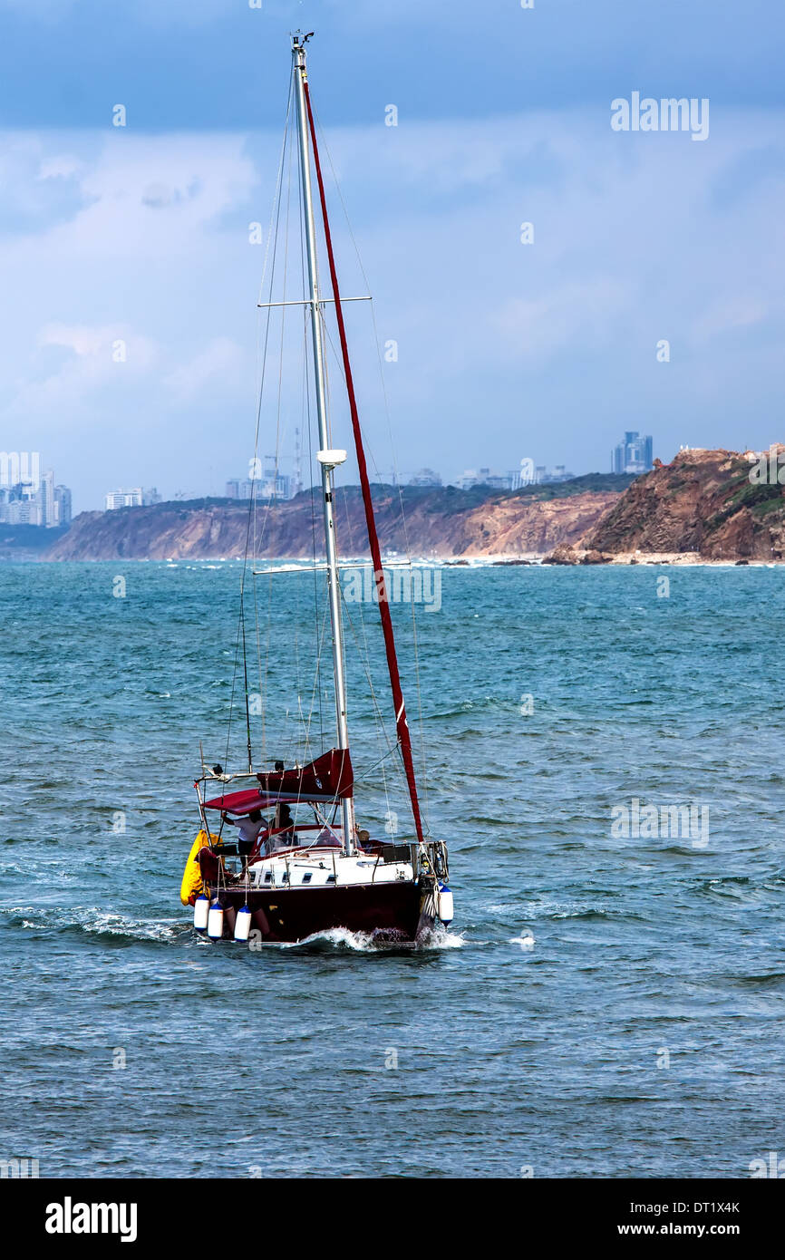 Voilier naviguant dans la mer Banque D'Images