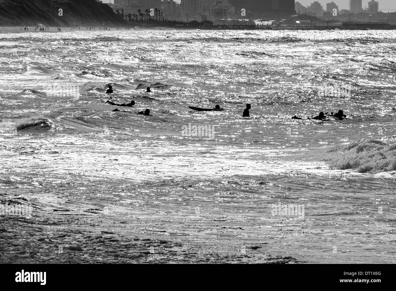 Silhouette de surfeurs dans la mer Banque D'Images