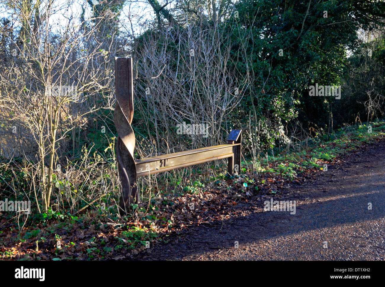 Sculpture en fer par le marqueur de distance l'hôtel Marriott's Way chemin près de Norwich, Norfolk, Angleterre, Royaume-Uni. Banque D'Images