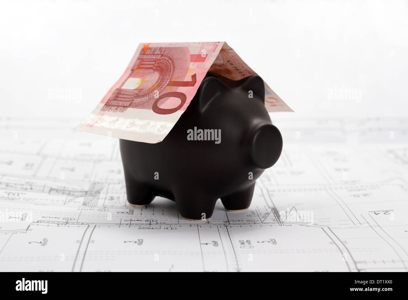 Tirelire noire avec toit de dix Euro Note sur le dessin de la chambre Banque D'Images