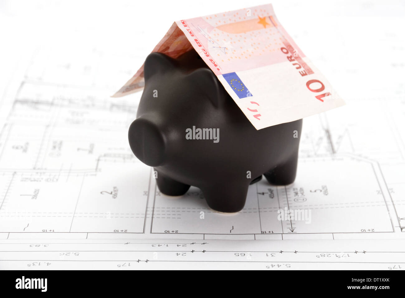 Tirelire noire avec toit de dix Euro Note sur le dessin, la maison vue du dessus Banque D'Images