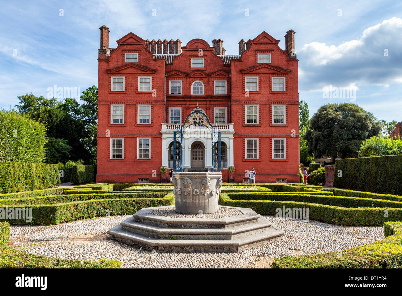 Style traditionnelle du xviie siècle, le jardin de la Reine à Kew Palace avec parterre, boîte de dialogue les haies et tête du puits - Les jardins de Kew, Royaume-Uni Banque D'Images