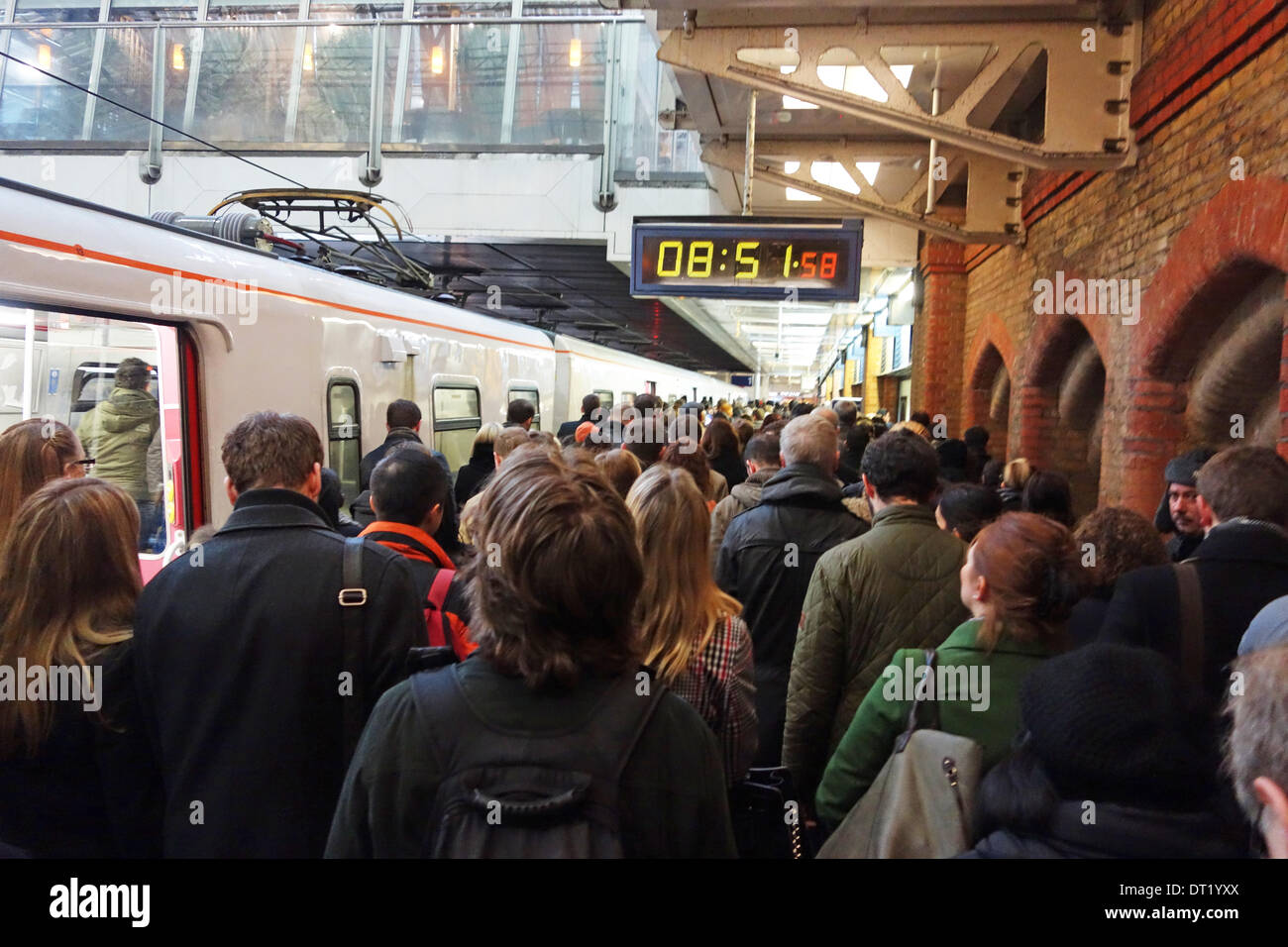 Londres, Royaume-Uni. 6e février 2014. foule à la gare de Liverpool Street, les trains ont été touchés de plusieurs retards. C'est aujourd'hui le troisième jour d'une grève de 48 heures des travailleurs du métro de Londres : Crédit Andrea falletta/Alamy Live News Banque D'Images