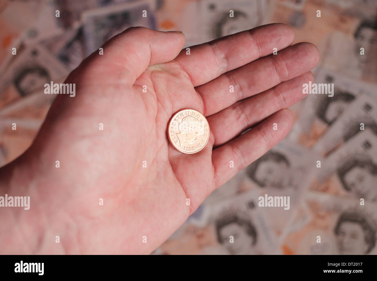 Deux pence pièce dans une main d'homme. Banque D'Images