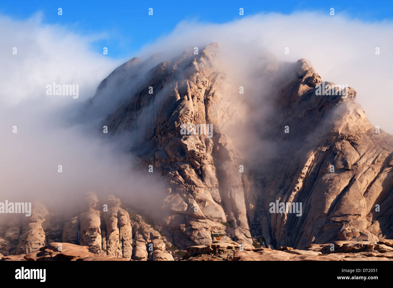 Nuages dans des montagnes du désert Bektau-Ata au Kazakhstan Banque D'Images