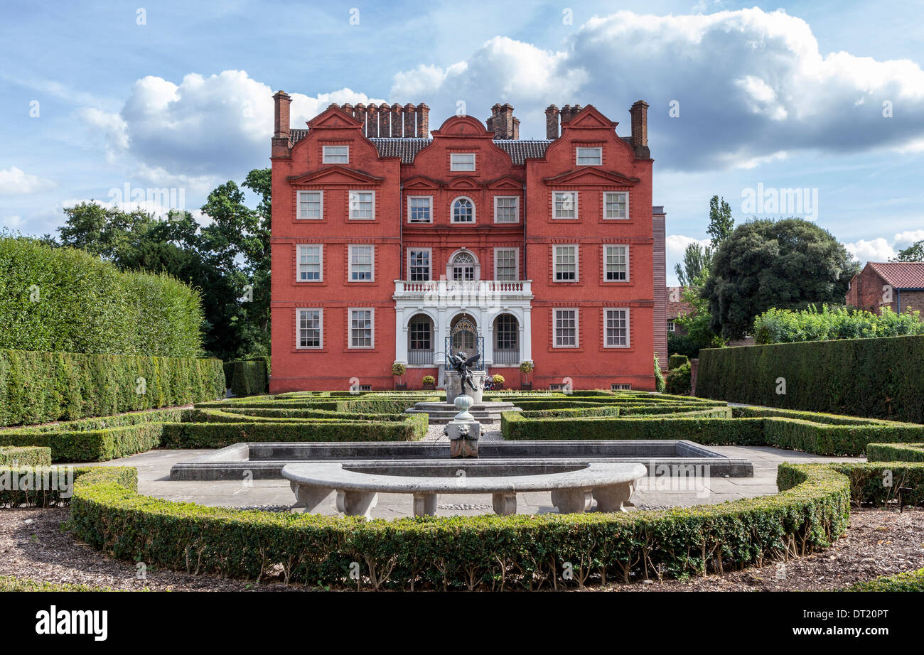 Style traditionnelle du xviie siècle, la Queen's Garden, Kew Palace avec parterre, boîte de dialogue hedges, fontaine, banc, les jardins de Kew, Royaume-Uni Banque D'Images