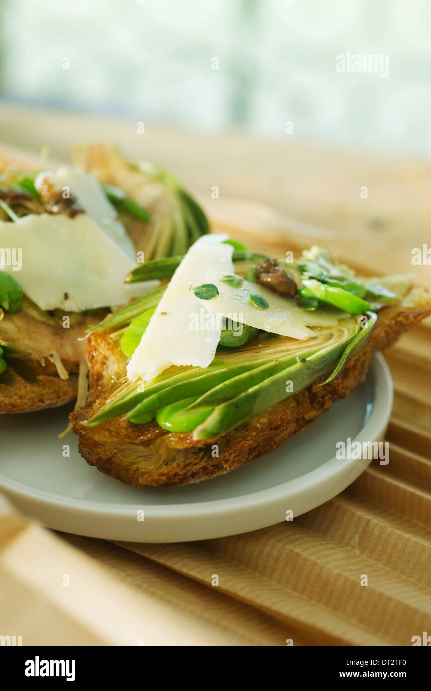 Artichauts parmesan sur pain grillé avec sauce à l'anchois Banque D'Images