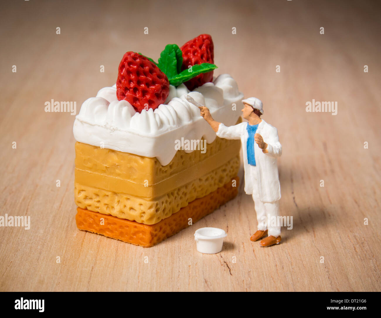 Un gâteau décorant la figure de modèle Banque D'Images