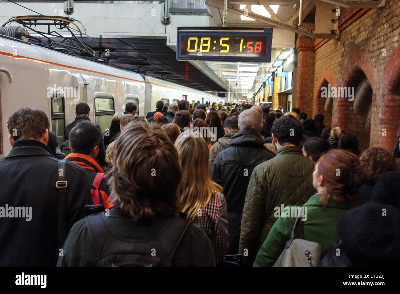 Londres, Royaume-Uni. 6e février 2014. foule à la gare de Liverpool Street, les trains ont été touchés de plusieurs retards. C'est aujourd'hui le troisième jour d'une grève de 48 heures des travailleurs du métro de Londres : Crédit Andrea falletta/Alamy Live News Banque D'Images