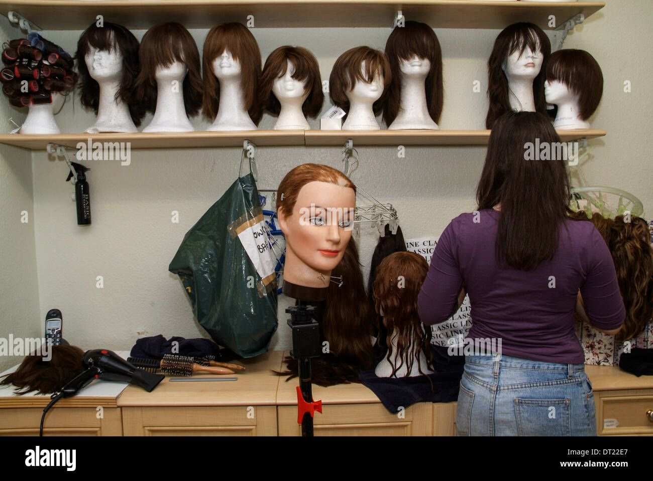 London UK. Juif orthodoxe perruquier perruque perruque peigne en studio,  salon de coiffure Photo Stock - Alamy