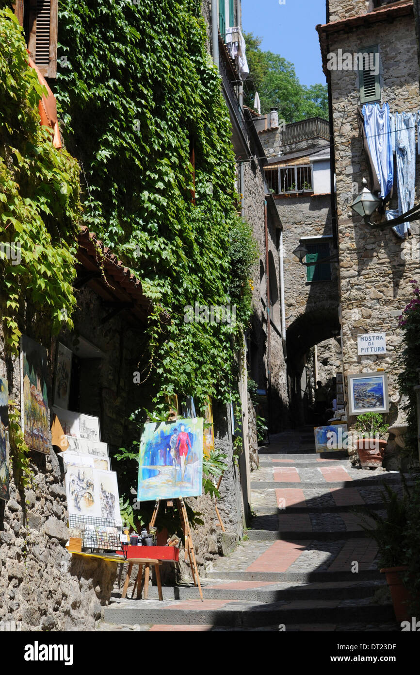 Lane appelé carugio typique avec des escaliers et des arches en dolceacqua village, Ligurie Banque D'Images