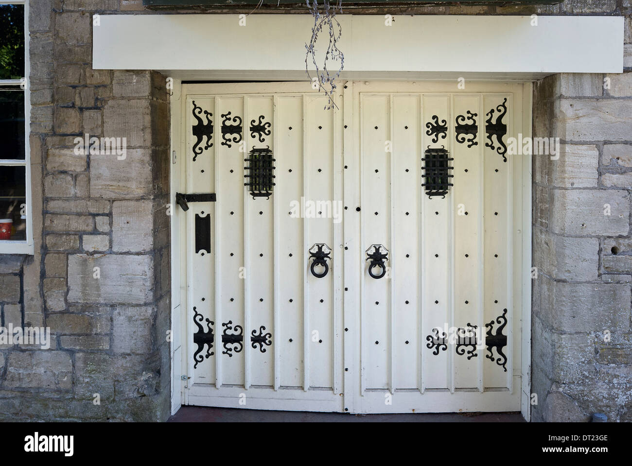 Portes de garage blanc décoré dans un Bradford on Avon town house UK Banque D'Images