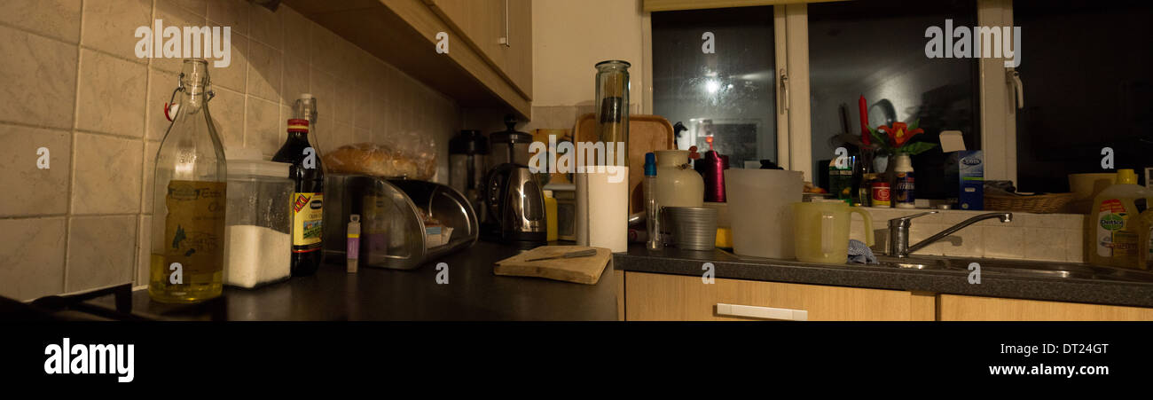 Cuisson cuisine Équipement Appareil diffuseur d'une cuisinière réfrigérateur lave-linge four micro-ondes tasses placards fenêtre feux Banque D'Images
