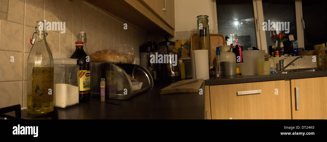 Cuisson cuisine Équipement Appareil diffuseur d'une cuisinière réfrigérateur lave-linge four micro-ondes tasses placards fenêtre feux Banque D'Images