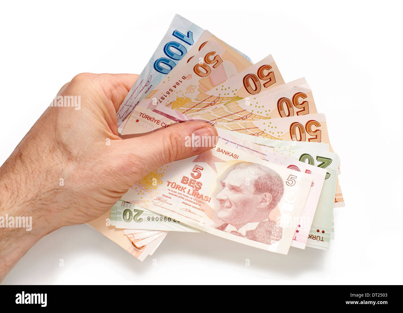 Une main tenant un mélange de Monnaie Livre turque, sur un fond blanc. Banque D'Images