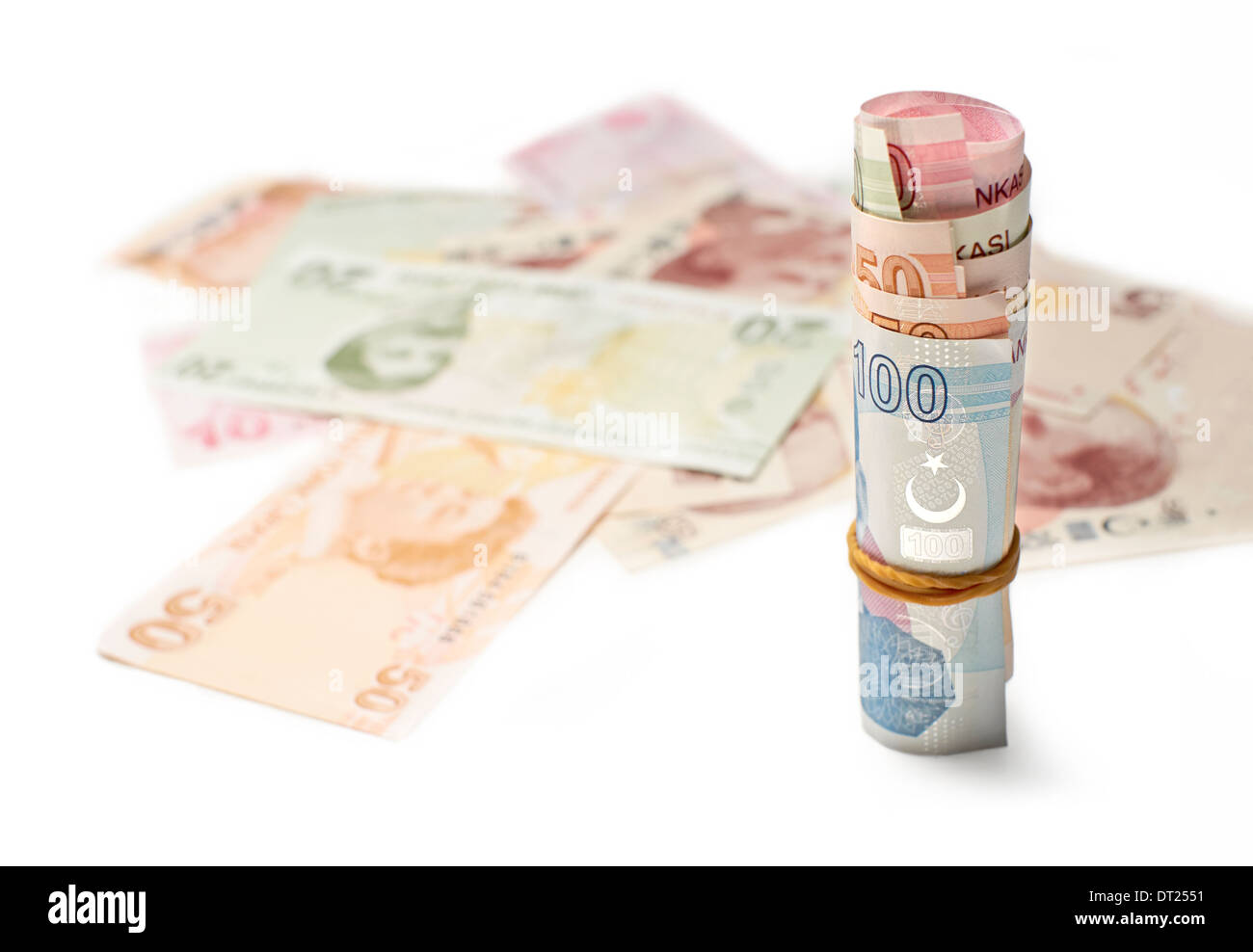 Un rouleau de Monnaie Livre turque, sur un fond blanc. Banque D'Images