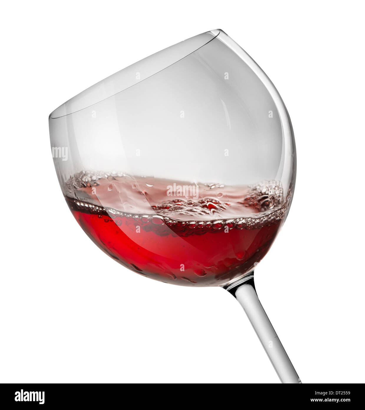 Déménagement en verre de vin rouge sur un fond blanc Banque D'Images