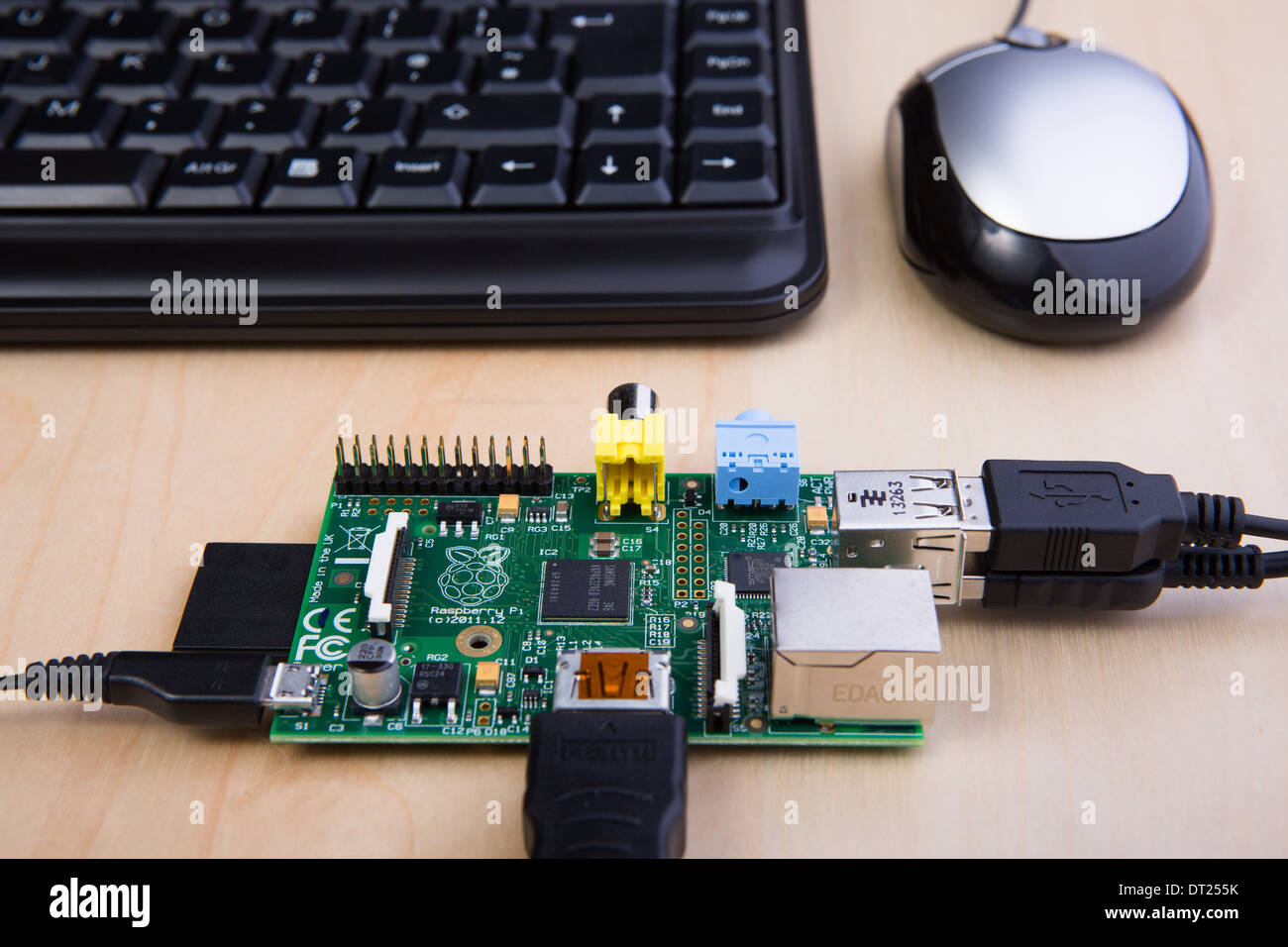 Un circuit d'ordinateur Raspberry Pi avec souris et clavier Photo Stock -  Alamy