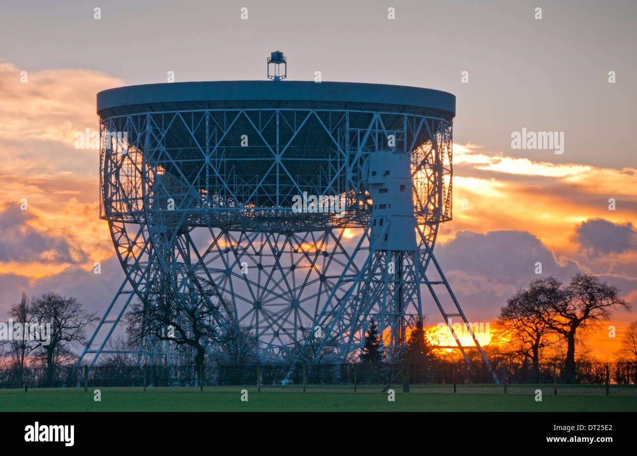 Le télescope de Jodrell Bank au coucher du soleil, près de Holmes Chapel, Cheshire, England, UK Banque D'Images