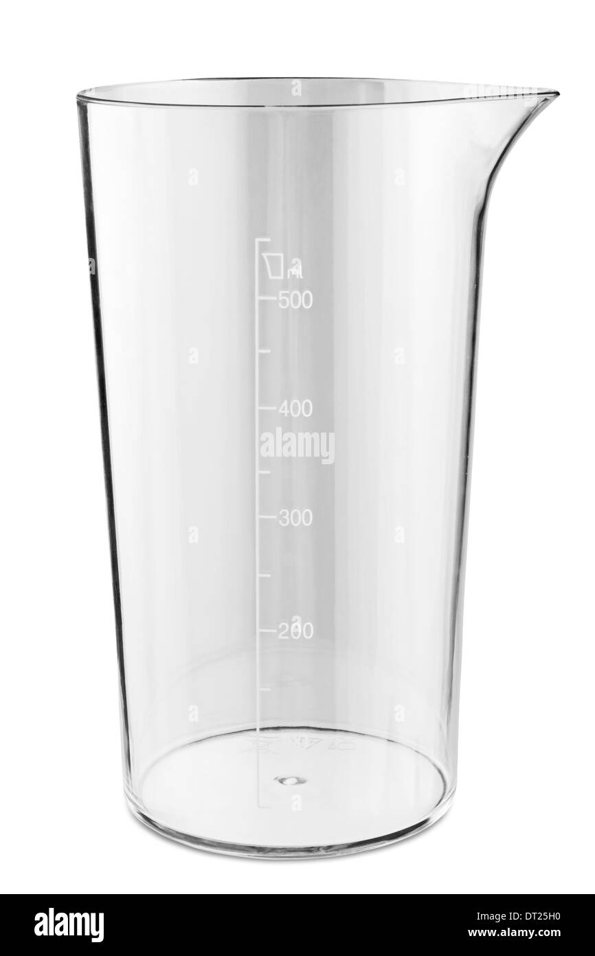 Une tasse à mesurer en verre isolé sur blanc. Chemin de détourage inclus Banque D'Images