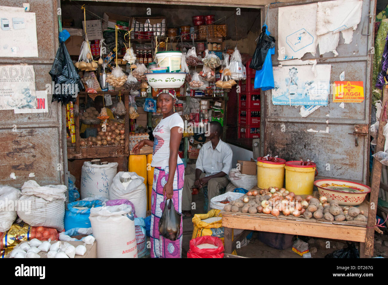 Femme du shopping au marché, Serrekunda Serrekunda, Gambie, Afrique de l'Ouest Banque D'Images