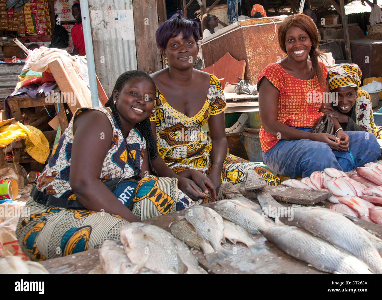 Les femmes qui travaillent sur le poisson échoppe de marché, marché, Serrekunda Serrekunda, Gambie, Afrique de l'Ouest Banque D'Images
