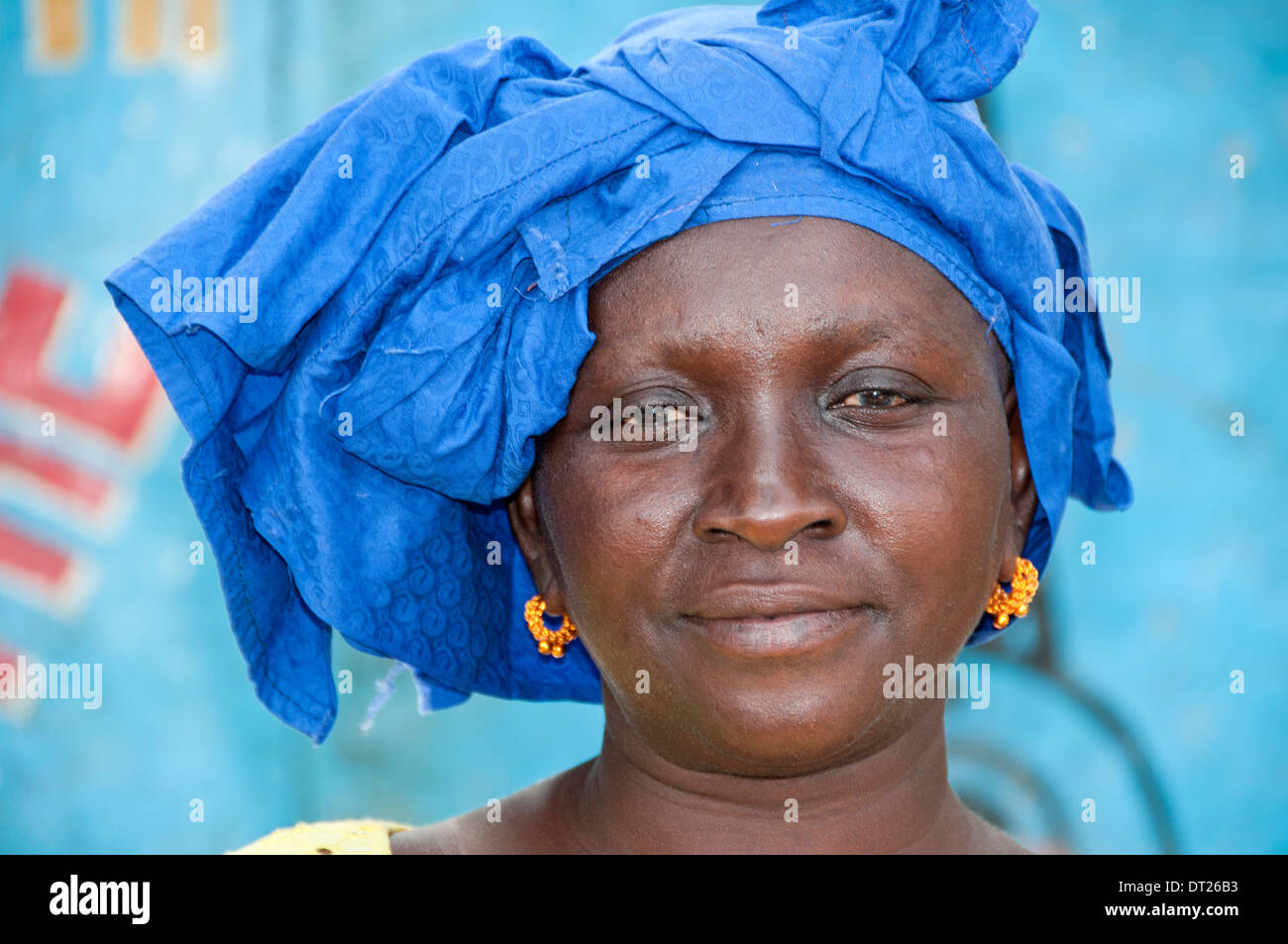 Portrait d'une femme gambienne, commerçant du marché Marché à Serrekunda, Gambie, Afrique de l'Ouest Banque D'Images